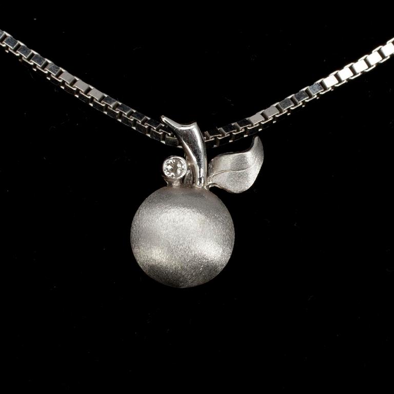 HÄNGE, "äppel" Briljantslipad diamant 0.02 ct. 14K vitguld. Vikt 7,5 g.