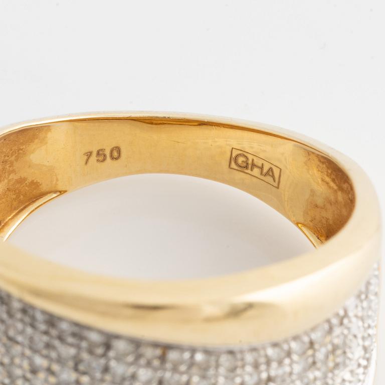 Ring, guld med ca 125 st små diamanter.