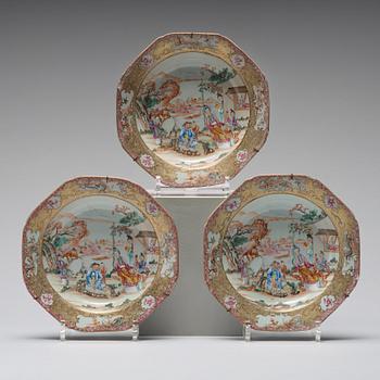 STEKFAT samt djupa TALLRIKAR, tre stycken, mandarinporslin. Qingdynastin, Qianlong (1736-95).