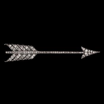 1300. An old cut diamond arrow brooch, tot. app. 6.30 cts, c. 1900.