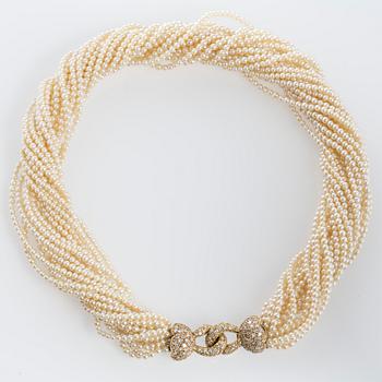 COLLIER, odlade saltvattenspärlor, lås i 18K guld med åttkantslipade diamanter, ca 1.50 ct.