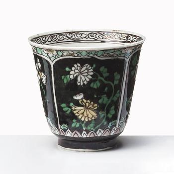 A famille noire cup, Qing dynasty, Kangxi (1662-1722).