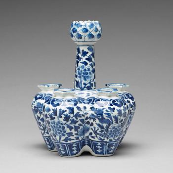 A blue and white tulip vase, Qing dynasty, 19th Century.