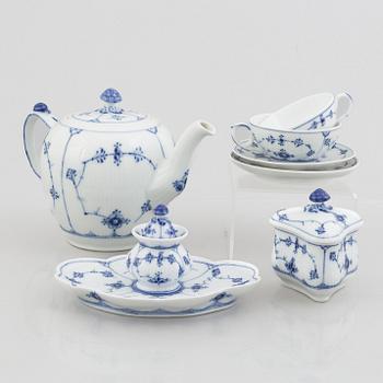 Tekanna, två kaffekoppar på fat, cremekopp och skrivställ, porslin, "Musselmalet", Royal Copenhagen, 1898-1923.