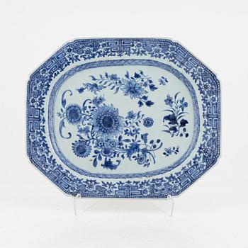 A Chinese blue and white export porcelain dish, Qing dynasty, Qianlong (1736-95).