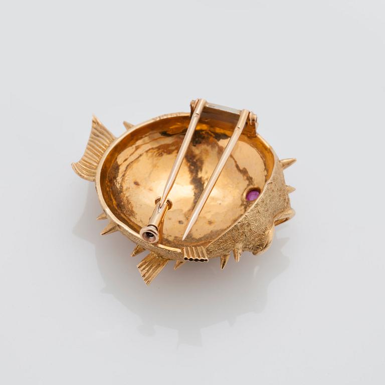 BROSCH med en rubin.