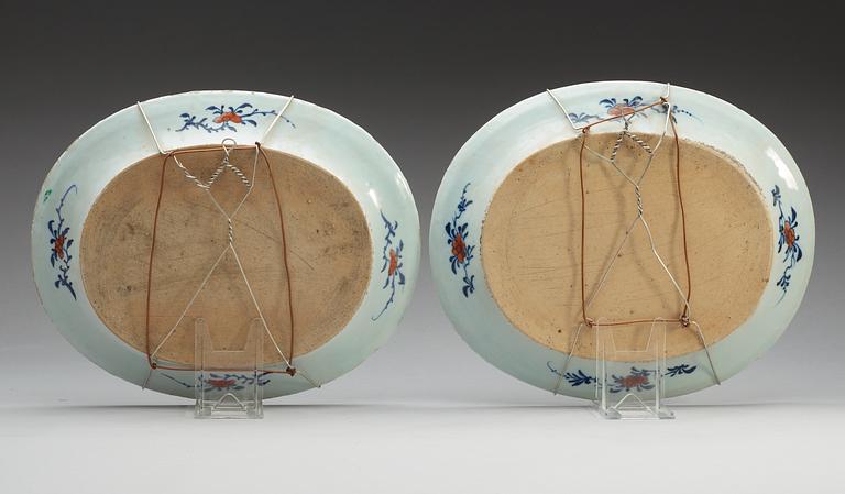 A pair of Imari serving dishes, Qing dynasty, Qianlong 18th Century.