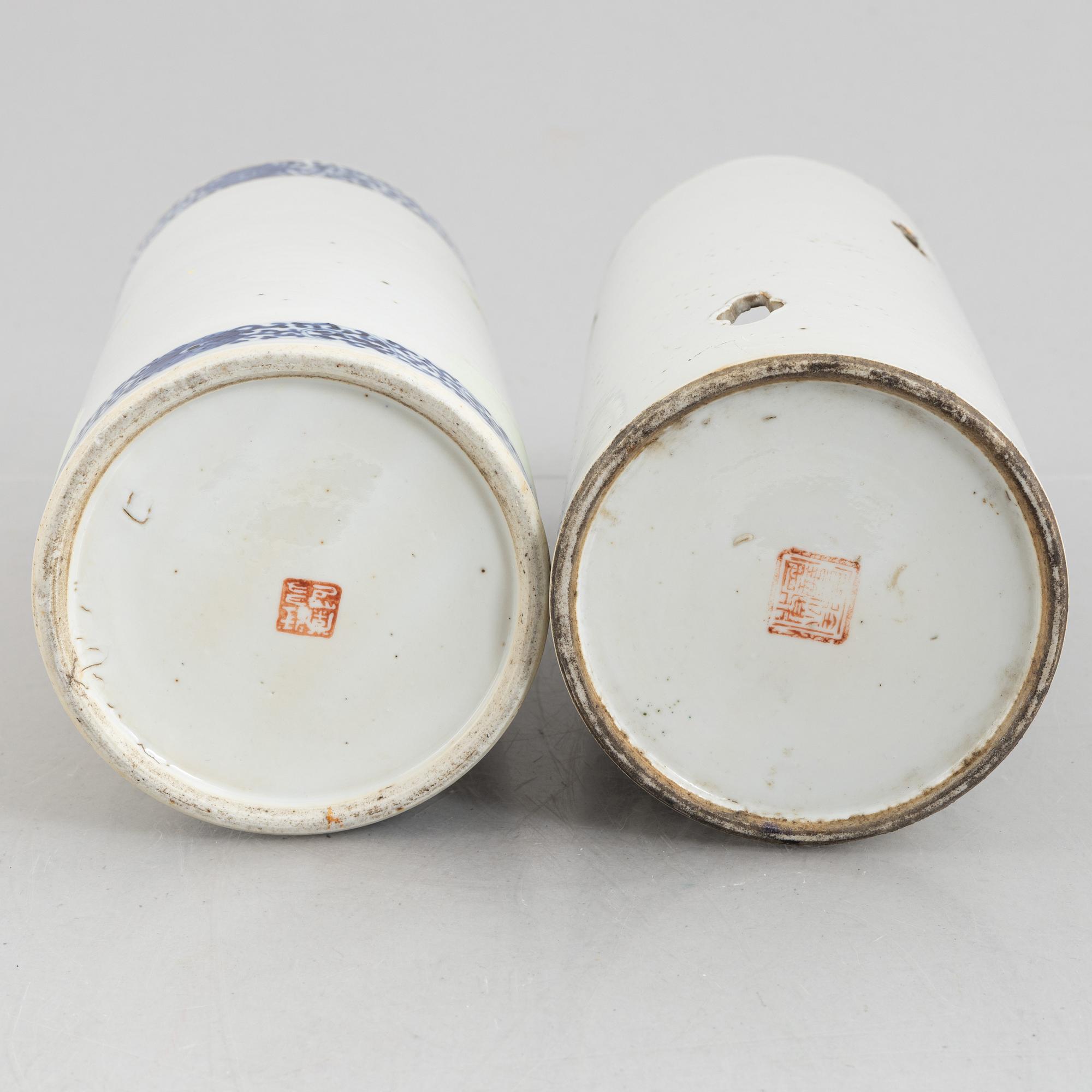 A Chinese porcelain brushpot and a hatstand, first part of the 20th century.