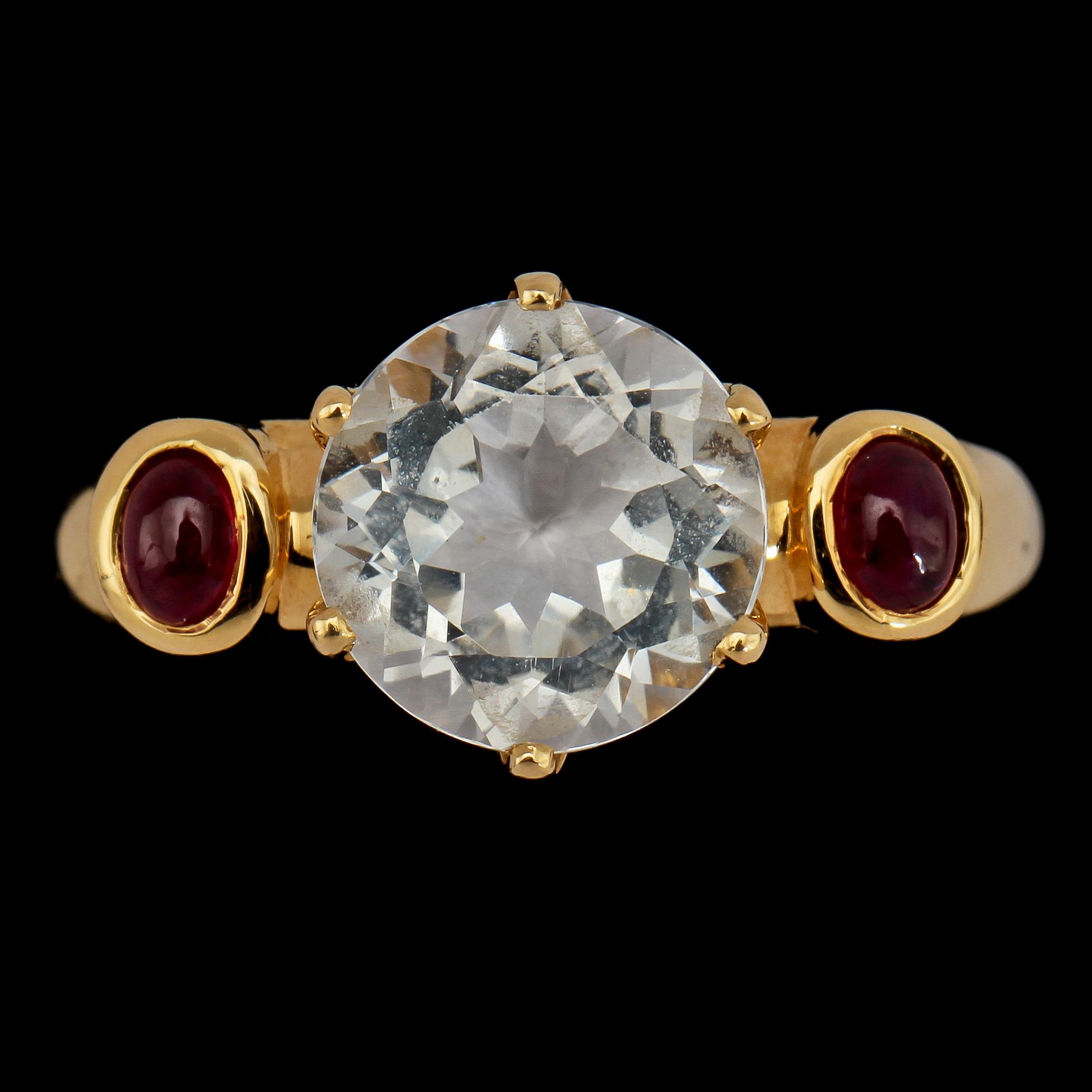 RING, 18k guld med fasettslipad topas samt 2 cabochonslipade rubiner, Guldfynd AB, 1900-tal. Vikt 4 g.