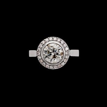 1013. RING, briljantslipad diamant, ca 2.20 ct, samt briljantslipade diamanter, tot. ca 0.40 ct.