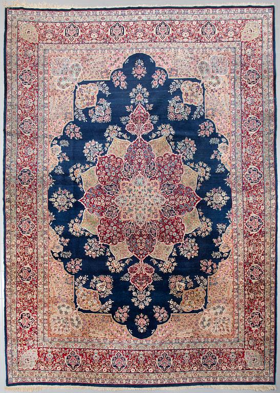 A Kirman rug, old/semiantique, 410 x 288 cm.