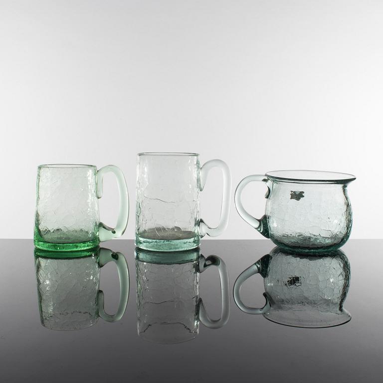 KARAFFER 7 st, sejdlar 2 st, potta och fyllehund, bl a Stockholms glasbruk, Skansen, Ture Berglund.