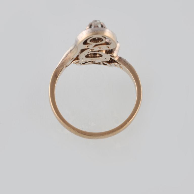 RING, 18K guld och silver med antik och gammalslipade diamanter. Vikt 6,1 gram.