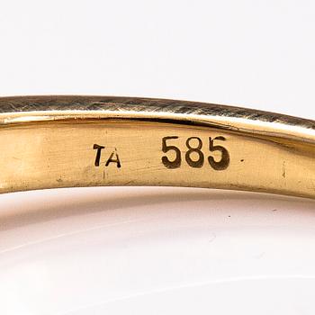 A 14K gold ring wirh diamonds ca 0.10 ct in total and a cultured pearl.