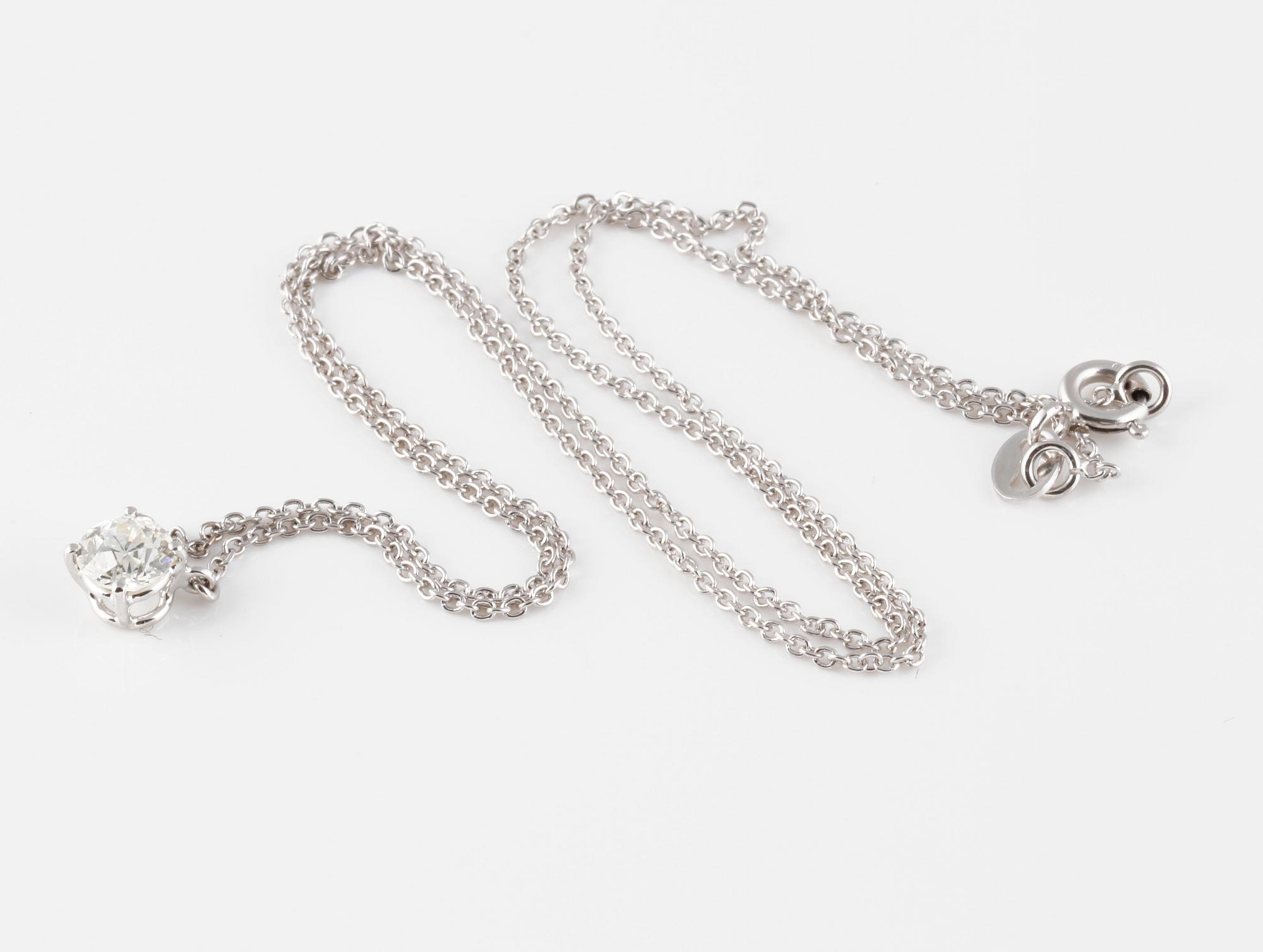 COLLIER, 18K vitguld med gammalslipad diamant ca 0.55 ct. Vikt 2,4 gram.