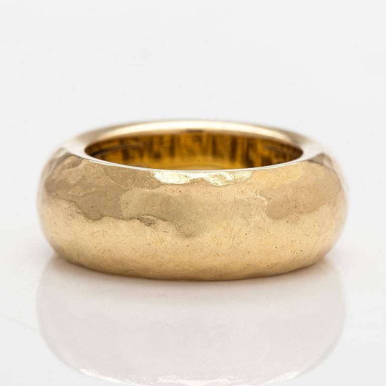 An 18K gold ring, Italy. Finnish import marks 1998.