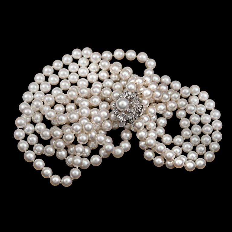 COLLIER, två rader odlade japanska pärlor, 6,4 mm, lås med små diamanter.