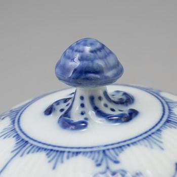 SERVIS, 44 delar, porslin, "Musselmalet", Royal Copenhagen, Danmark.