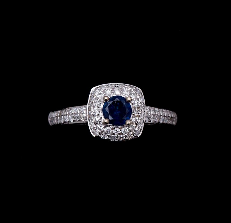 RING, 14 k vitguld med safir samt brilantslipade diamanter ca 0,30 ct. Vikt ca 3 g.