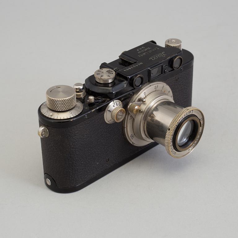 A early 1930s black body Leica no 123864 with a chrome Hektor 1:2,5 F=5 cm lens. With table stand.