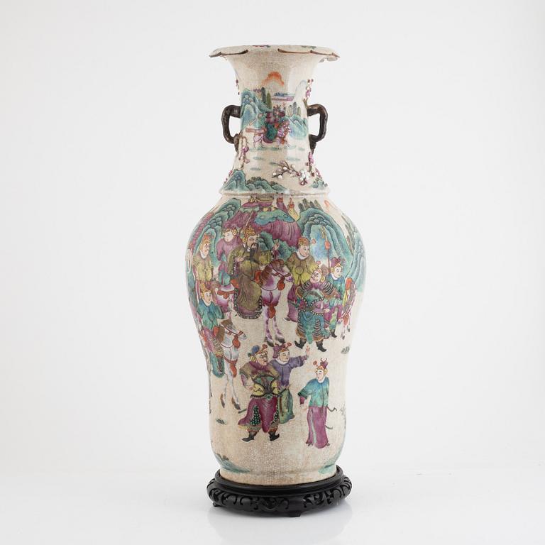 A porcelain floor vase, China, presumably late Qing dynasty/early 20th century.