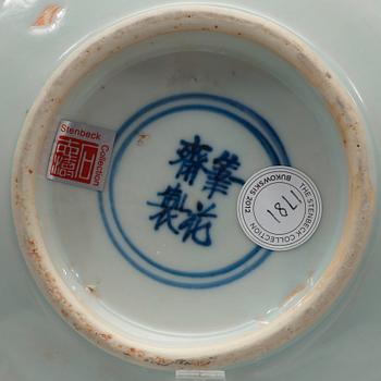 A blue and white transitional dish, 17th Century. With hallmark to base.