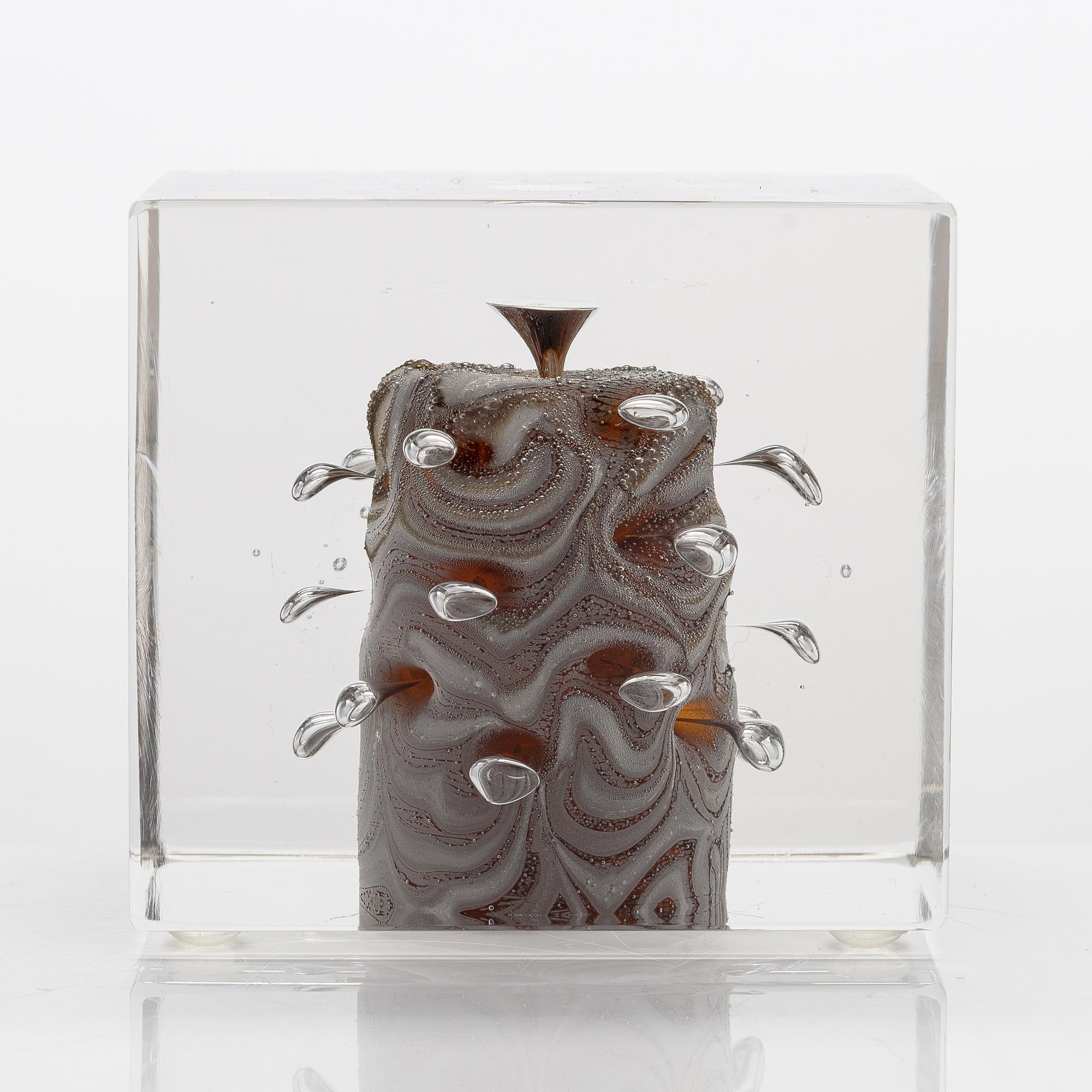 Oiva Toikka, an annual glass cube, 1979, signed Oiva Toikka, Nuutajärvi 1979, numbered 608/1000.