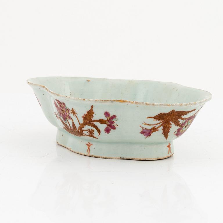 A porcelaine bowl, China, late 18th century.