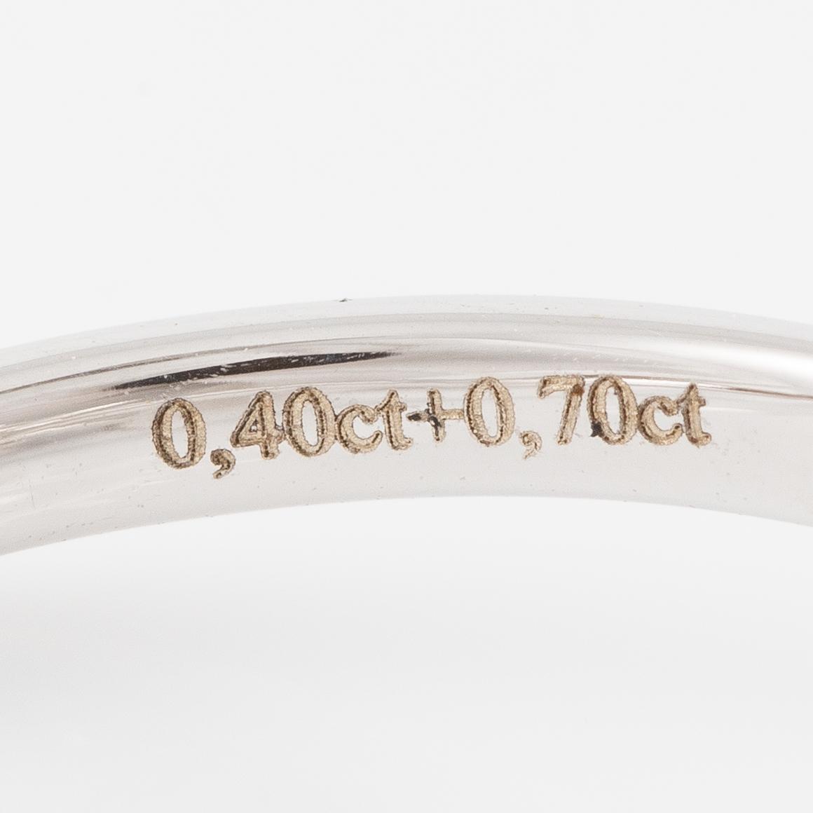 Ring 14K vitguld med briljantslipade diamanter.