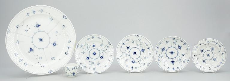SERVISDELAR, 49 delar, porslin, "Musselmalet", Royal Copenhagen samt Bing & Gröndahl.