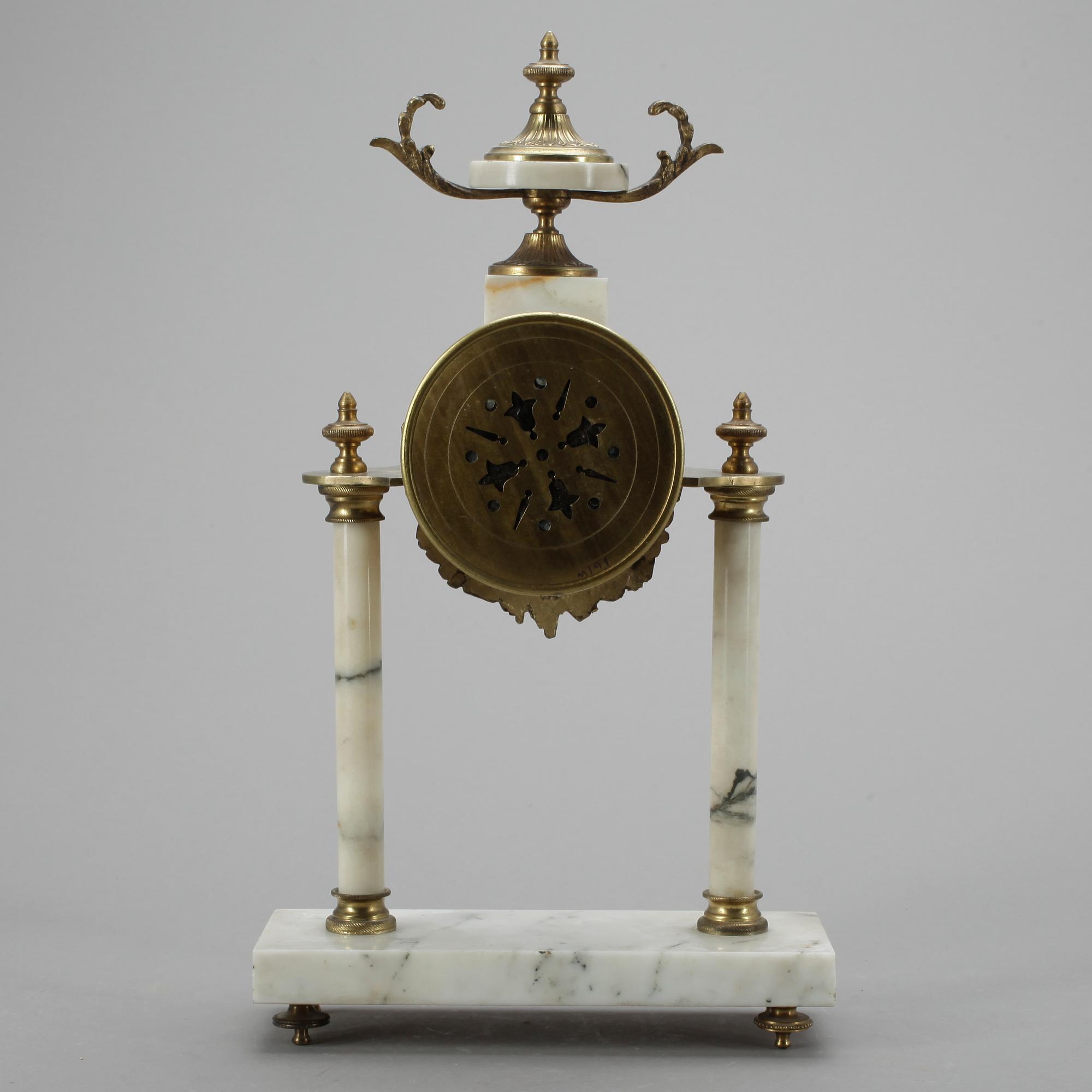 BORDSPENDYL, Louis XVI stil, omkr år 1900.