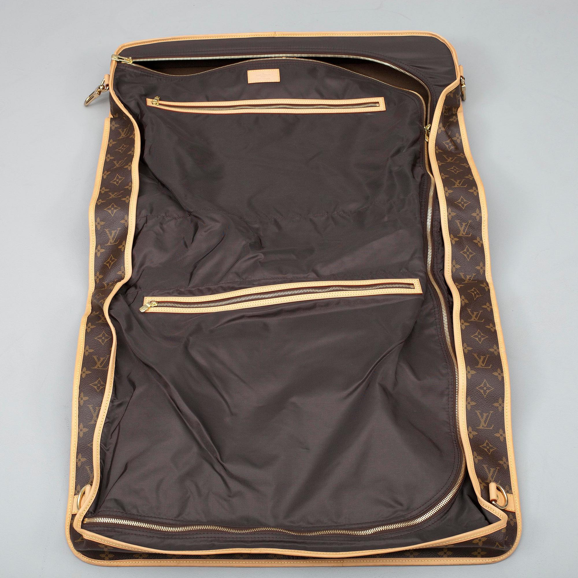 KLÄDÖVERDRAG, "Garment Bag", Louis Vuitton.
