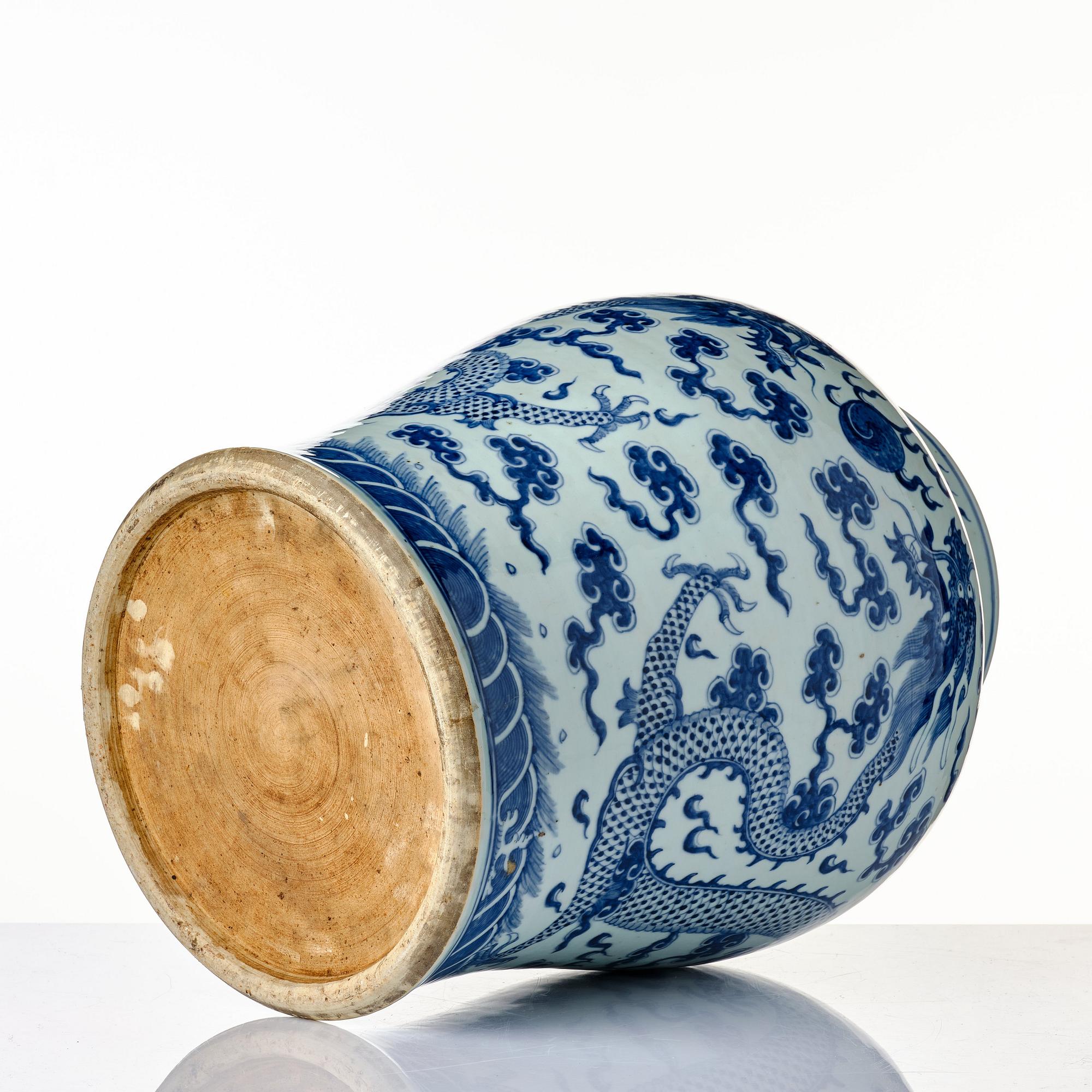 A large blue and white dragon jar, Qing dynasty, 19th Century.