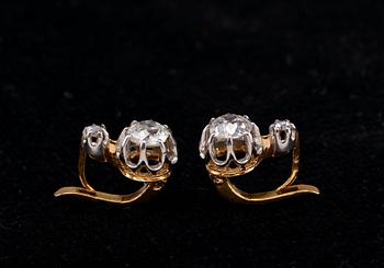 A PAIR OF EARRINGS, old- and rose  cut diamonds c. 1.05 ct. H/I2. Weight 2.8 g.