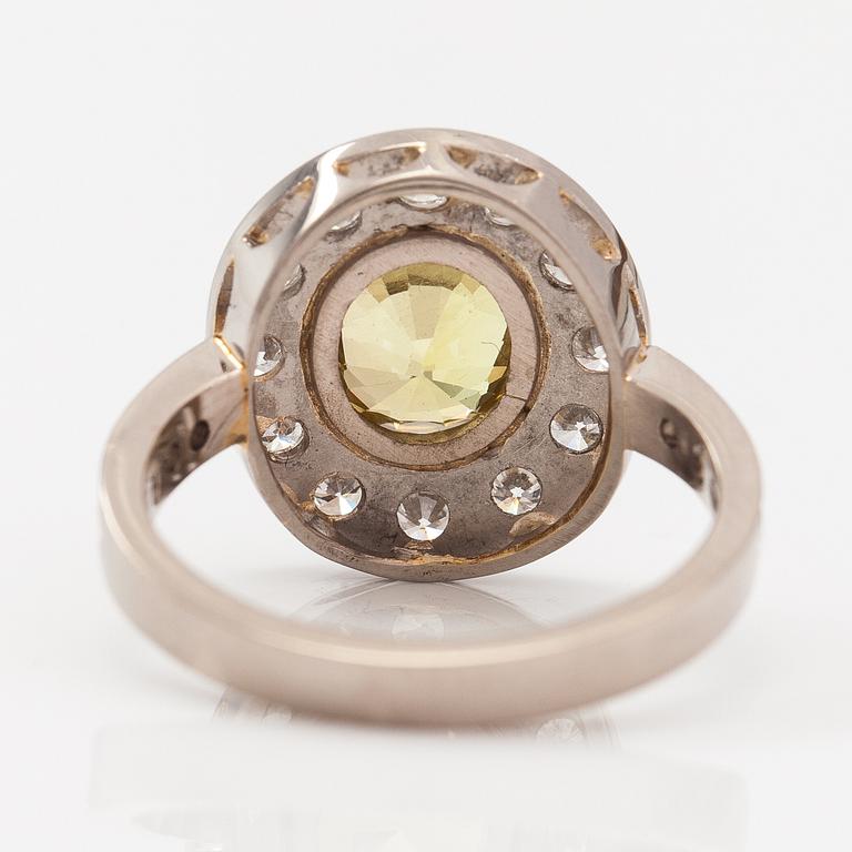 Ring, 14K vitguld, krysoberyll ca 3.00 ct och diamanter ca 0.80 ct tot enligt certifikat. Erkki Nupponen, Helsingfors.