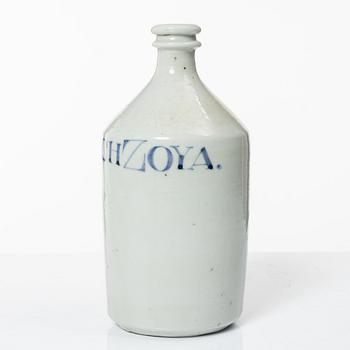 Sju assietter, litet fat samt flaska, porslin, Japan, 1800-/1900-tal.