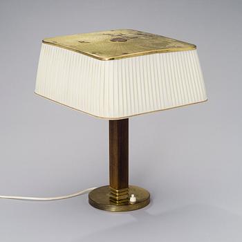 PAAVO TYNELL, A TABLE LIGHT. Model 5066, manufactured by Taito Oy, 1940s.