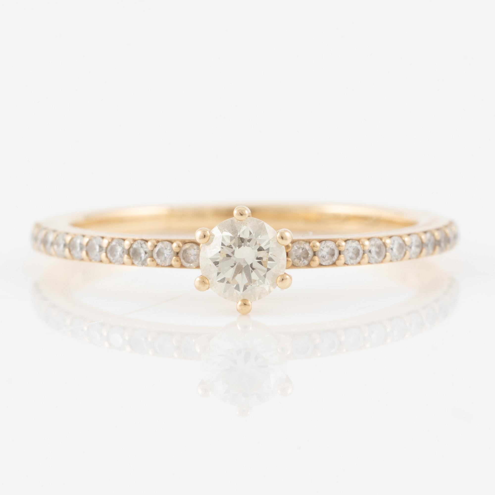 Ring in 14K gold set with brilliant-cut diamonds.