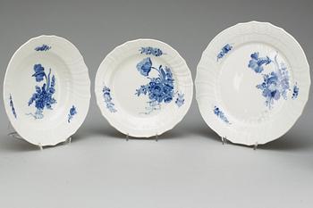 MATSERVIS, 18 delar,  porslin, "Blå blomst", Royal Copenhagen, 1900-talets andra hälft.