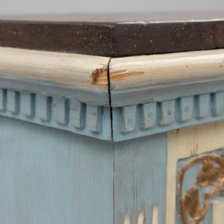 Vitrinskåp, gustaviansk stil, 1900-talets början.