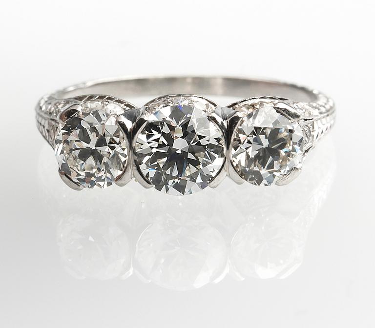 RING, platina med diamanter, totalt ca 2,30 ct. Vikt ca 4,4 g.