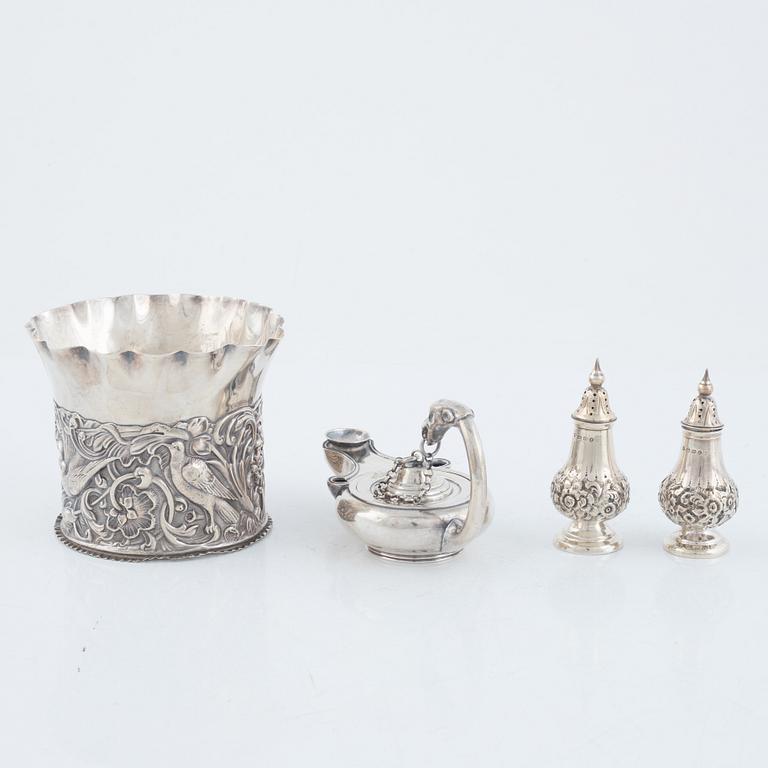 Bordstillbehör, 4 delar, silver, England, 1800-tal.