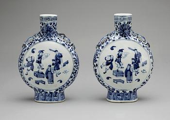 PILGRIMSKRUS, ett par, porslin, Kina, 1900-tal.