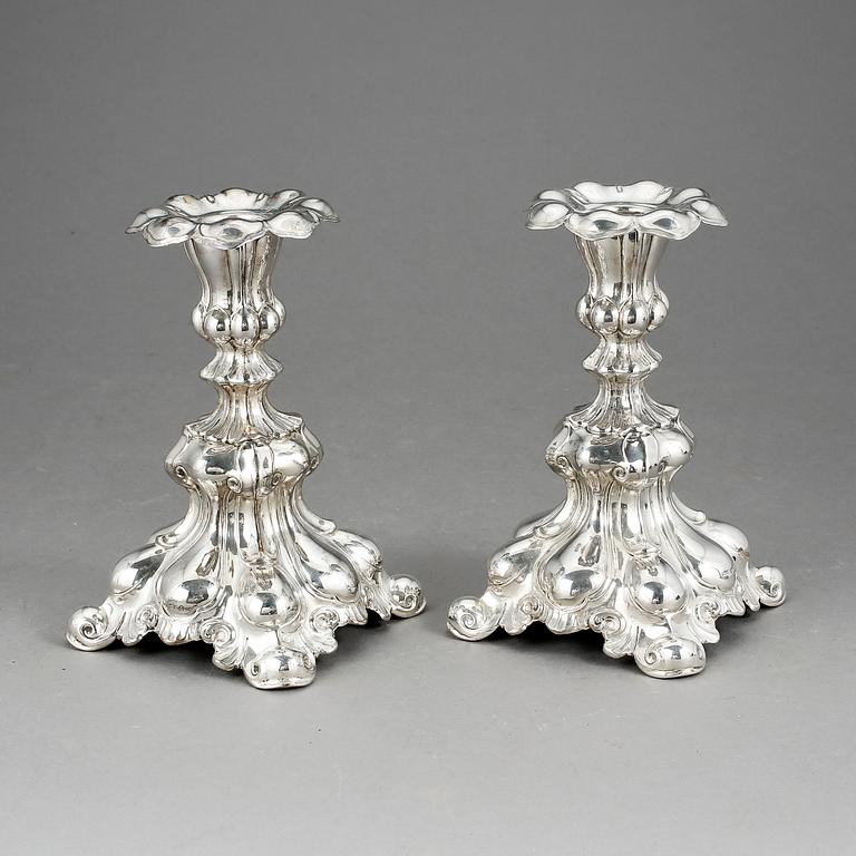 LJUSSTAKAR, ett par, silver, barockstil, CG Hallberg Stockholm, 1939. Vikt ca 514,5 gram.