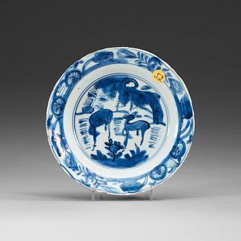 1686. TALLRIKAR, nio stycken snarlika, porslin. Ming dynastin, Wanli (1572-1620).