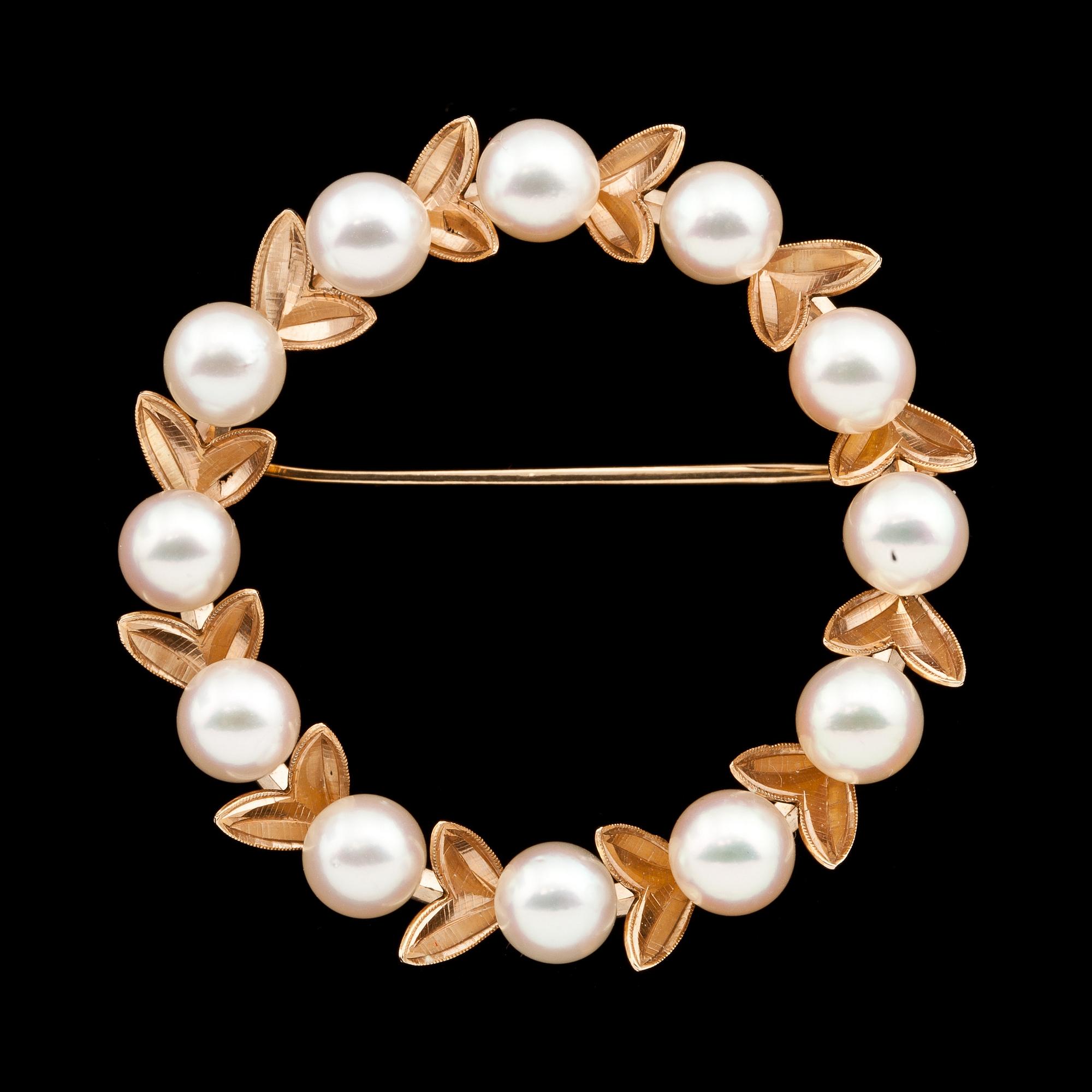 BROSCH, 14k guld med odlade pärlor. Vikt ca 5 g.