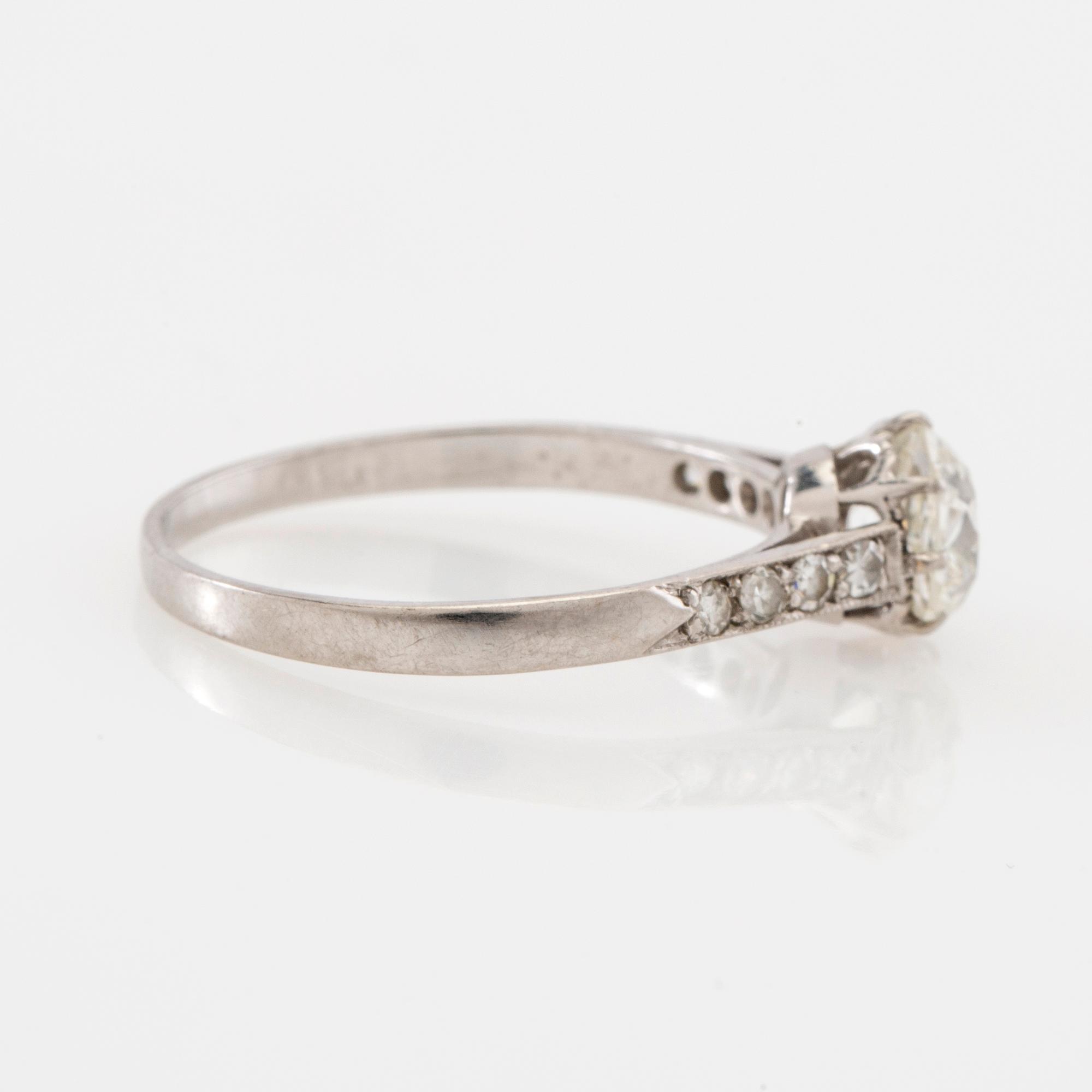Ring av platina med en ovalt gammalslipad diamant samt mindre enkelslipade diamanter, CG Hallberg Göteborg 1937.