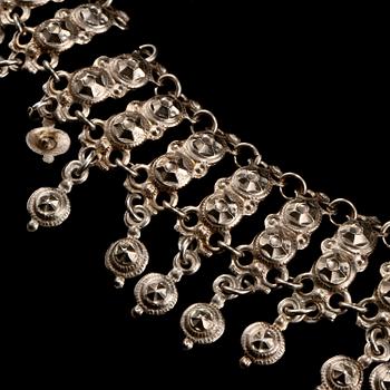 DRÄKTSMYCKEN, 2 st. Silver. 1800-talets mitt. Vikt 33 g.