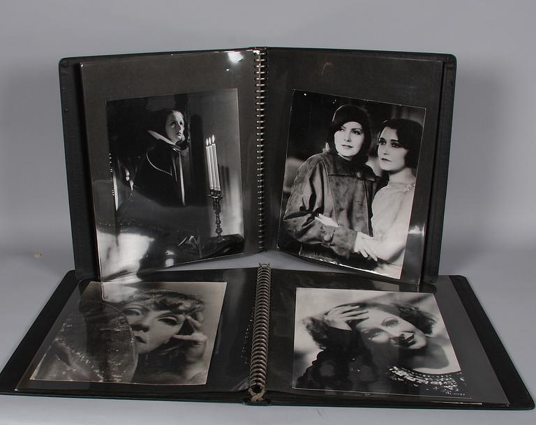 ALBUM, 2 st med 42 fotografier.