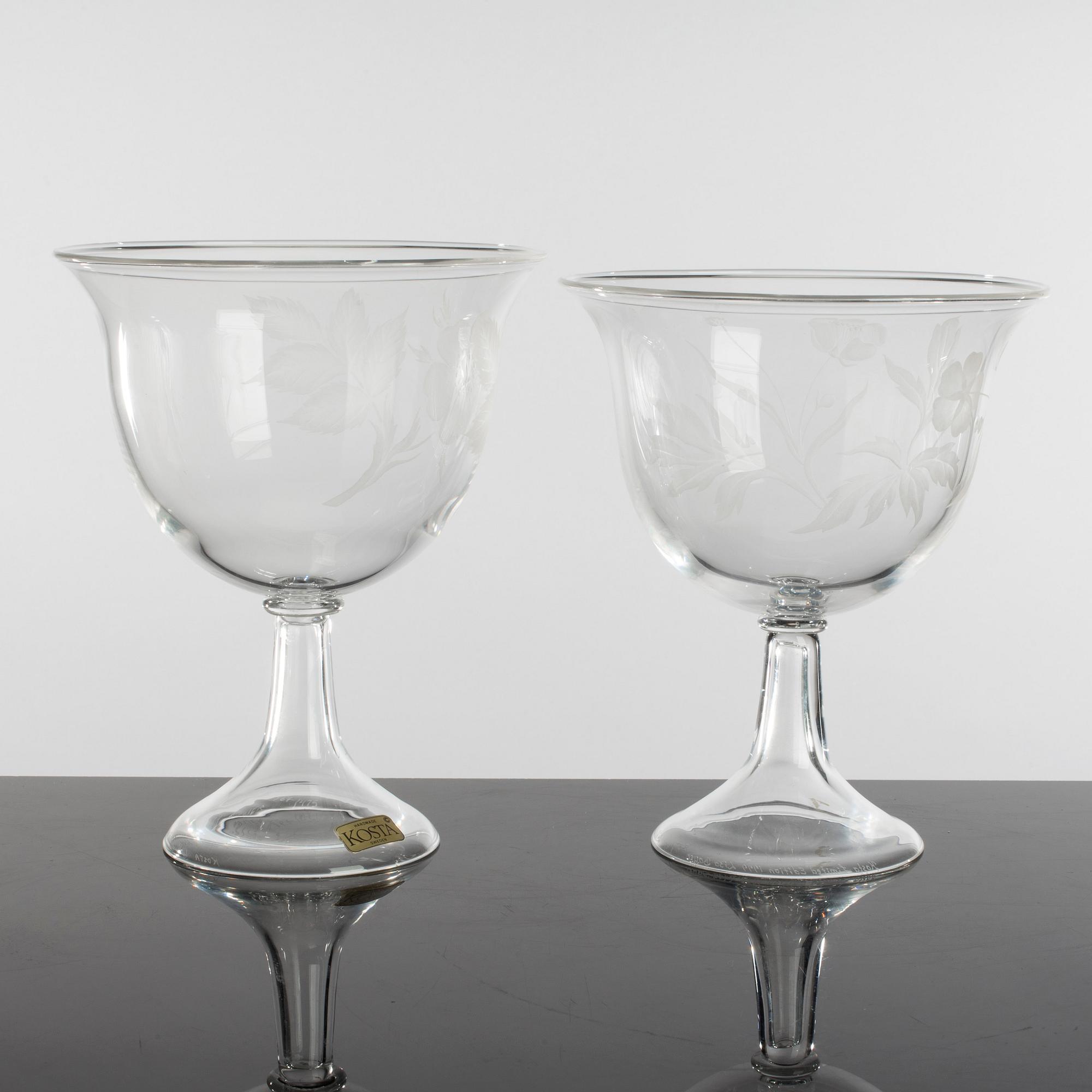 LISA BAUER, skålar på fot, 2 st, glas, signerade, Kosta, 1979.